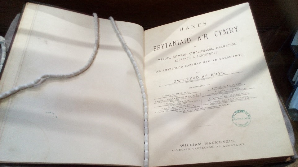 Edrychiad i fewn yr gasgliad Cymraeg / Looking into our Welsh collection