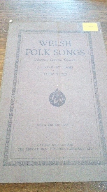 Edrychiad i fewn yr gasgliad Cymraeg / Looking into our Welsh collection